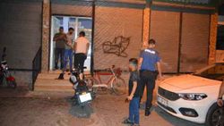 Adana'da bakkal, yüzü maskeli biri tarafından silahlı saldırıya uğradı
