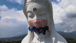 Tanrıça Heykeli’ne maske takıldı