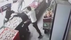 Esenyurt’ta manav sahibini soğan ile döven şahıslar yakalandı