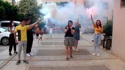Adana'da boşanmasını davul zurnayla kutladı