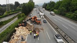 Sakarya TEM otoyolunda 13 araç birbirine girdi