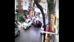 Kartal'da aşırı hızlı sürücü park halindeki otomobillere çarptı