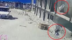 Samsun'da kum çuvallarını incelerken üzerine başka bir çuval düştü