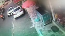 Kartal’da moto kurye kız çocuğuna çarptı