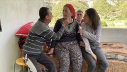Bingöl'de 3 engelli çocuğuna gözü gibi bakıyor