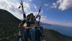 Eğirdir Gölü'ndeki su kaybına dikkat çekmek için: Yamaç paraşütünde klarnet çaldı