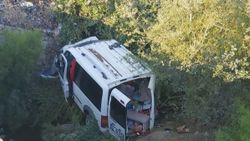 Isparta'da, Suriye uyruklu vatandaşların bulunduğu araç kanala uçtu