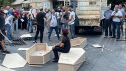 Beyrut Limanı patlamasında yakınlarını kaybeden ailelerden tabutlu protesto