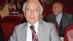 Hidayet Karakuş'un 55 yıllık şiirleri Kül Kahvesi kitabında