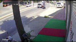 Pendik'te otomobilin sıkıştırdığı motosikletliler kaza yaptı