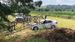 Sakarya'da 3 tonluk yüksek gerilim hattı direği, otomobilin üzerine devrildi