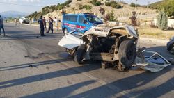 Isparta'da meydana gelen kazada minibüs ikiye bölündü