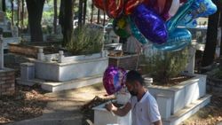Antalya'da baloncunun, çocuk mezarlarına balon bağlaması yürek burktu