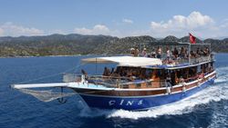 Kekova yerli ve yabancı turistlerin akınına uğradı
