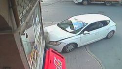Bahçelievler'de bir otomobil, doğalgaz kutusuna çarptı