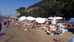 Kuşadası’ndaki Milli Park’ta şezlong ve şemsiye kiralama ücretine tepki