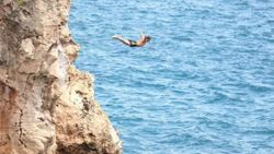 Antalya'da gençlerin şov için falezlerde ölümcül oyunu