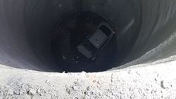 İzmir'de otomobil, metro inşaatındaki boşluğa düştü: 1 ölü 1 yaralı