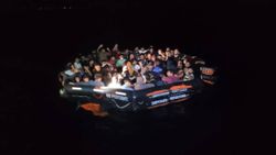 İzmir açıklarında 388 göçmen yakalandı