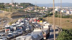 3 tırın karıştığı kaza, Kocaeli TEM Otoyolu’nu kilitledi