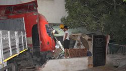 Malatya'da freni boşalan tır, fırına girdi