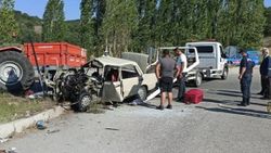 Çorum’da otomobil ile traktör çarpıştı: 3 ölü