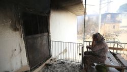 Manavgat'ta kanser hastası yaşlı kadının tedavi parası yangında kül oldu