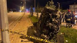 Konya'da refüje çarpan otomobil devrildi