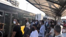 Küçükçekmece'de kliması bozulan metrobüsteki yolcular, araçtan indirildi