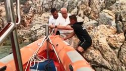 Bodrum'da yangından kaçan yaşlı adam, kayalıklara sığındı