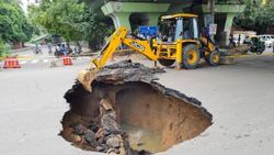 Hindistan’da yol ortasında oluşan dev düden