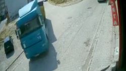 Esenyurt’ta freni boşalan kamyon iki dükkana çarptı