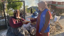 Dedesini yangında kaybeden Reyhan, başkalarına yardım etmeye devam ediyor