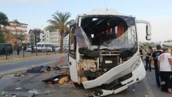 Antalya'da havaalanına giden otobüs takla attı