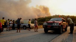 Los residentes de la isla de Rodas se ven privados de electricidad y sed a causa de un incendio forestal