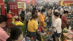 Vuhan’da halk marketlere akın etti
