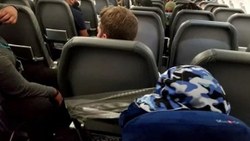 ABD’de uçakta hostesleri taciz eden yolcu, koltuğa bantlandı