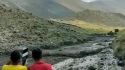 Ağrı Dağı'nın zirvesinde eriyen buzullar, yerleşim alanlarına çamur ve taş getiriyor