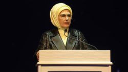 Emine Erdoğan madalya alan Buse Naz Çakıroğlu ve Buse Naz Sürmeneli'yi tebrik etti