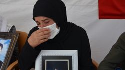 Muş'ta çocukları PKK'lılarca dağa kaçırılan aileler HDP binası önünde eylem yaptı