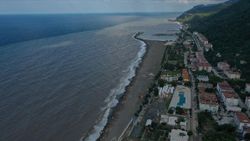 Bozkurt'taki sel nedeniyle Karadeniz'in rengi kahverengiye döndü