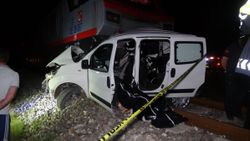 Uşak'ta otomobil ile tren çapıştı: 2 ölü