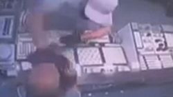 Kocaeli'de kuyumcunun yüzüne taşla vurup, altınları çalan zanlı tutuklandı
