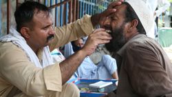 Pakistan'da sokak dişçilerine rağbet arttı