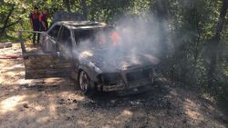 Karabük’te izinsiz girdikleri ormanda araçları yandı