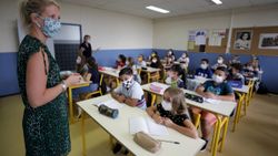 ABD'de insanlar, okullarda maske ve aşı zorunluluğu istiyor
