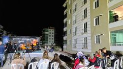 Çorum'da karantinaya giren müzisyen, balkonunda konser verdi