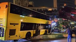 Başakşehir'de çift katlı otobüs refüje çıktı