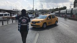 Eminönü’nde sivil ekipler taksileri denetledi
