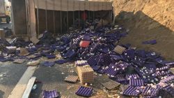 Riva'da yumurta yüklü kamyon devrildi
